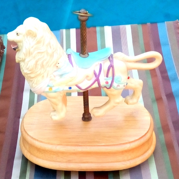 Vintage Lion Carousel Music Boxes - Picture 4 of 16